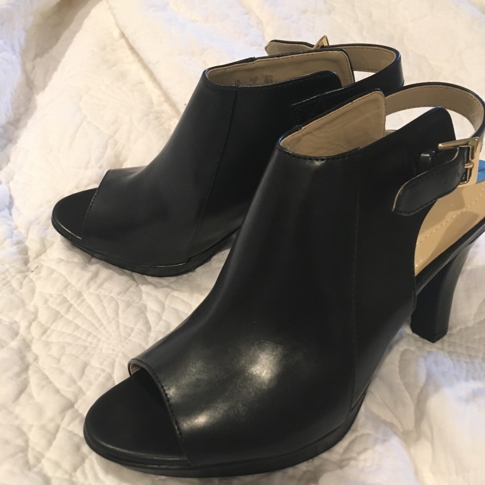 Shoes all leather . Naturalizer ,Never been worn.